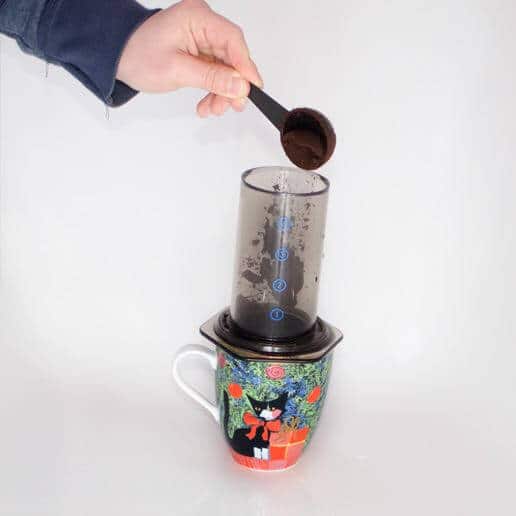 Kaffee in die AeroPress