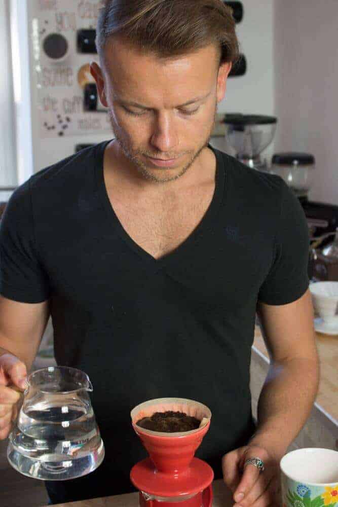 Arne kocht Kaffee