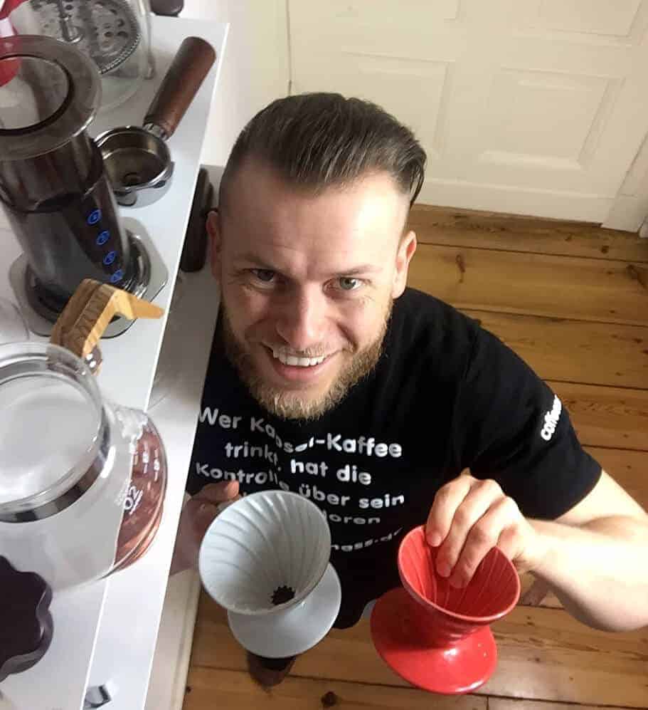 Arne posa sonriente con los filtros de café de porcelana 01 y 02