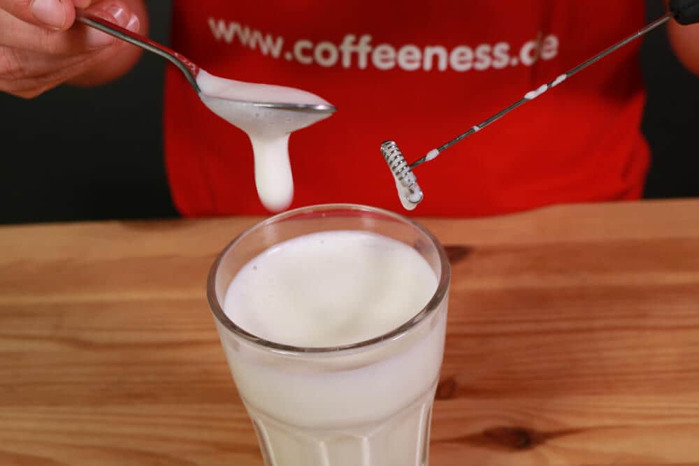 Cómo hacer espuma de leche para ensalzar un buen café