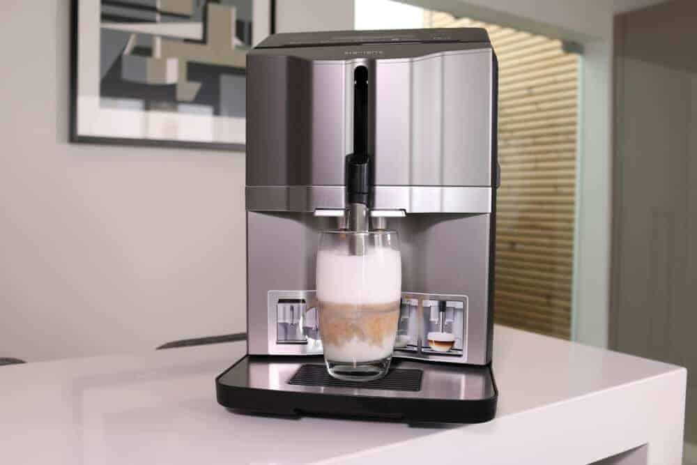 Siemens EQ.3 Test 2022: Kaffeevollautomat mit cleverer Milchlanze
