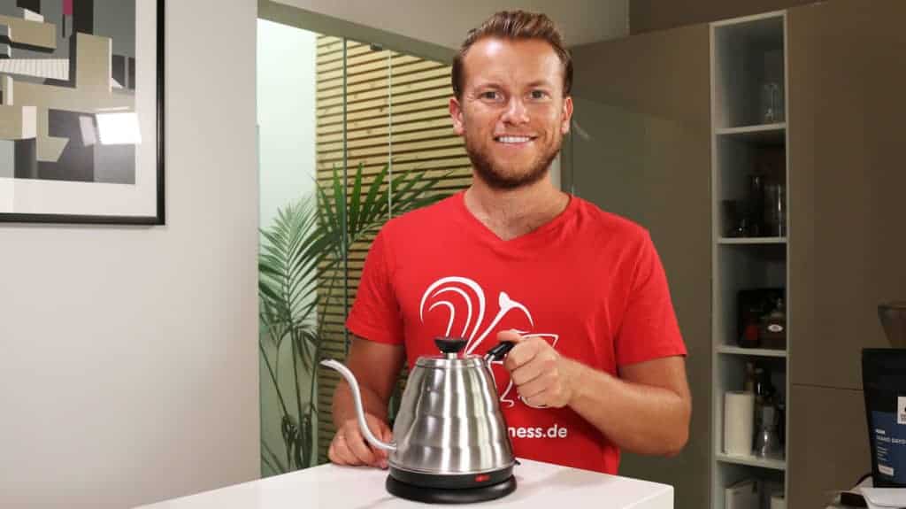 Arne mit dem Hario Buono Wasserkocher im Test