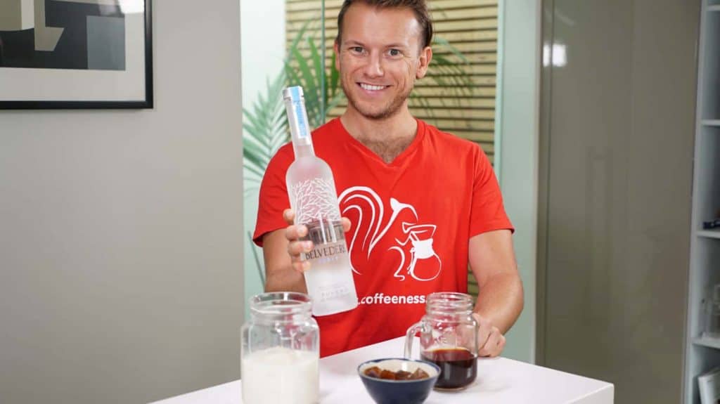 Arne bereidt een Espresso Martini met Belvedere wodka