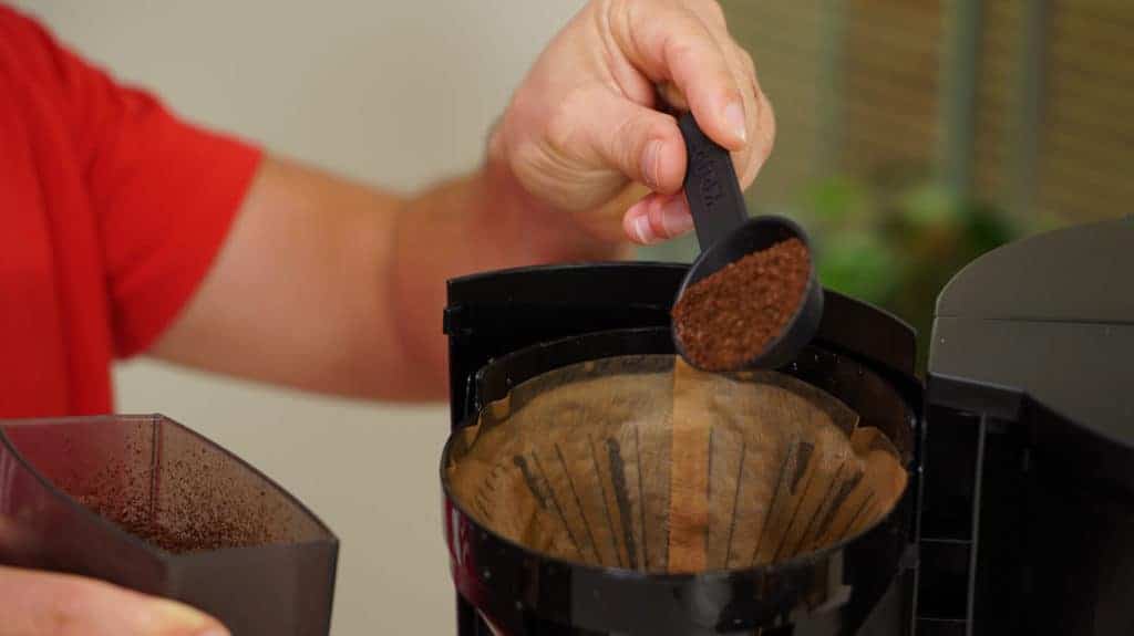 Krups ProAroma Kaffeepulver in Filter eingeben
