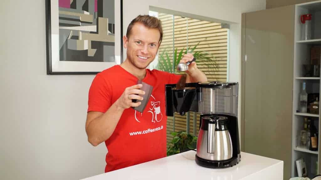 Melitta Filterkaffeemaschine Arne beim Einfuellen