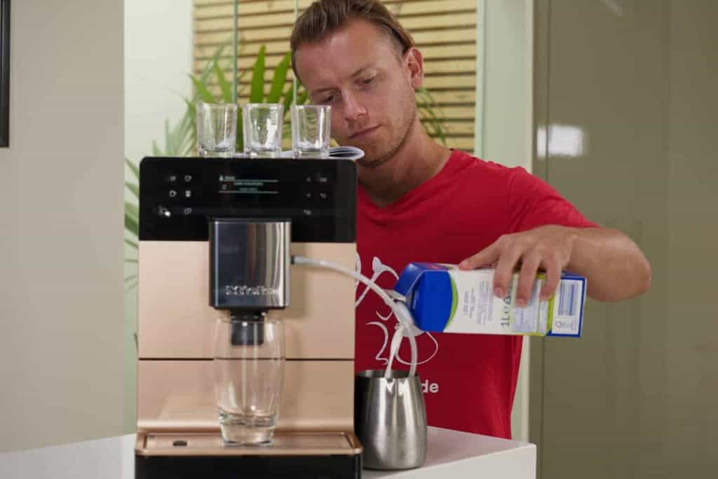 Miele Kaffeevollautomat CM 5500 Milch einfuellen