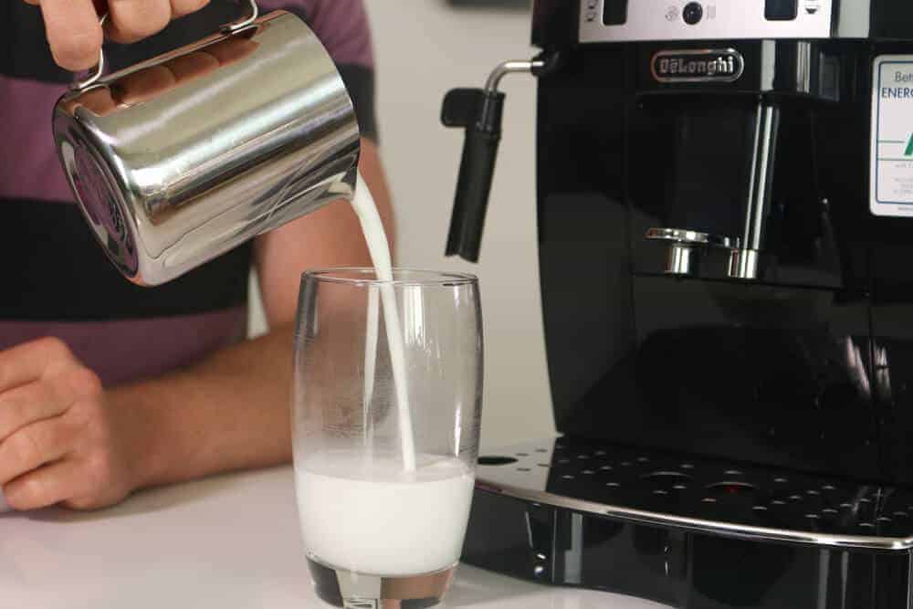 So gut wird der Milchschaum mit dem günstigsten Delonghi Vollautomaten