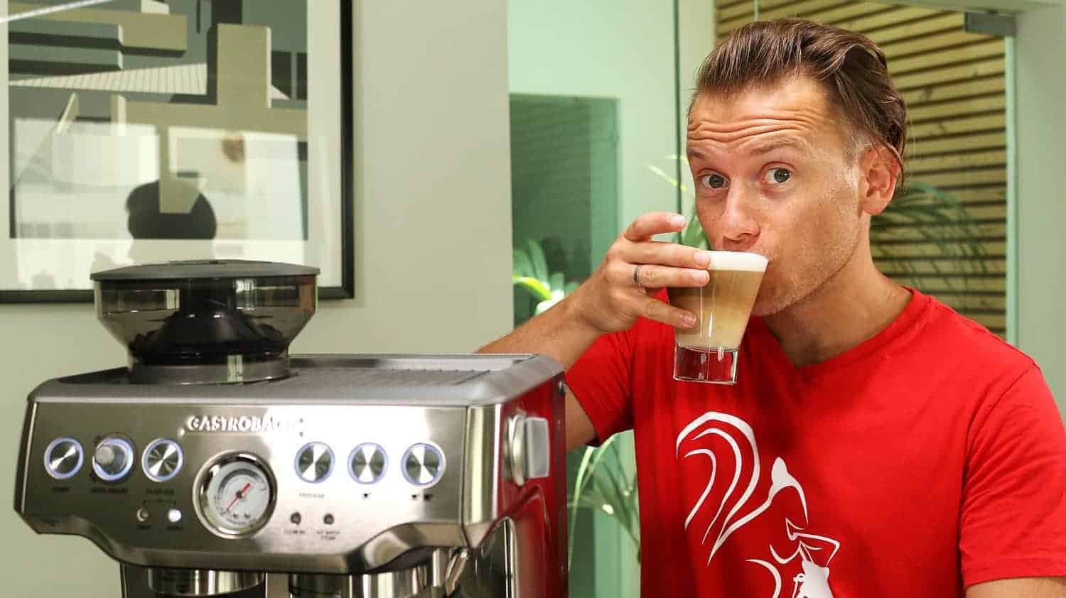 Breville Barista Express Arne tastes Latte Macchiato