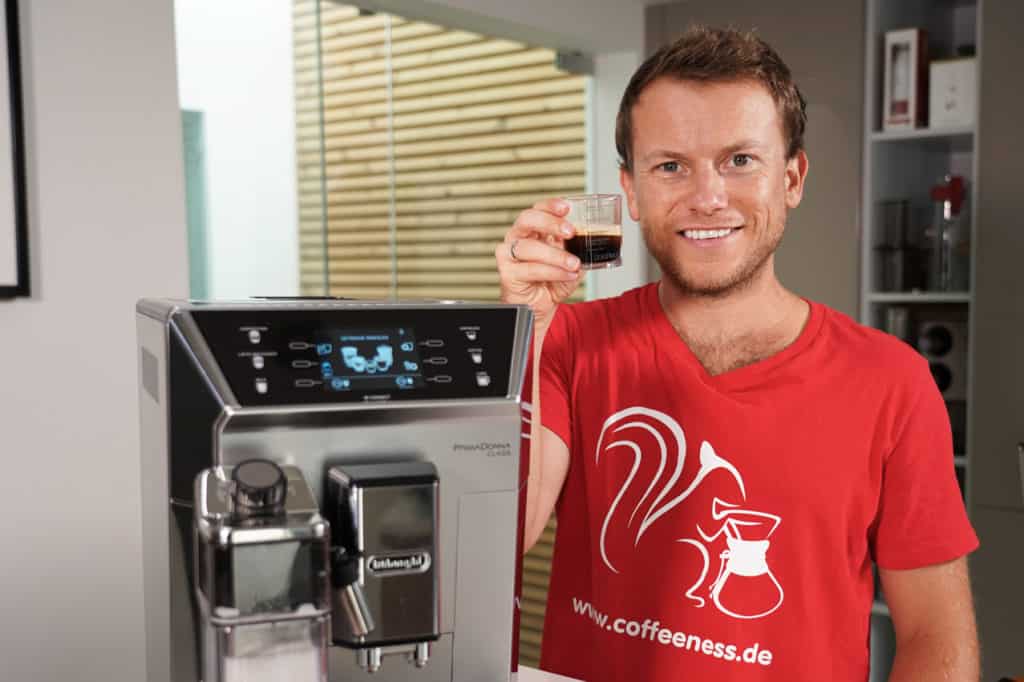 Espresso aus der Primadonna und Barista Arne probiert