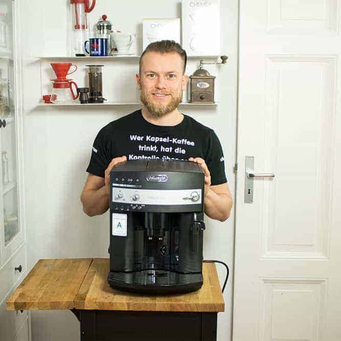 Arne posa con la cafetera superautomática DeLonghi ESAM 3000.B