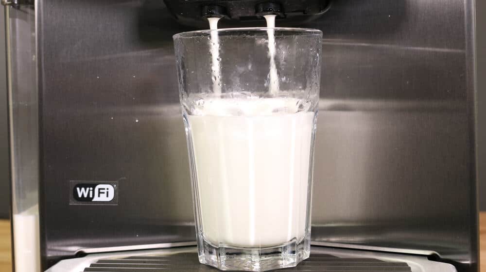 Espuma de leche caliente en el vaso