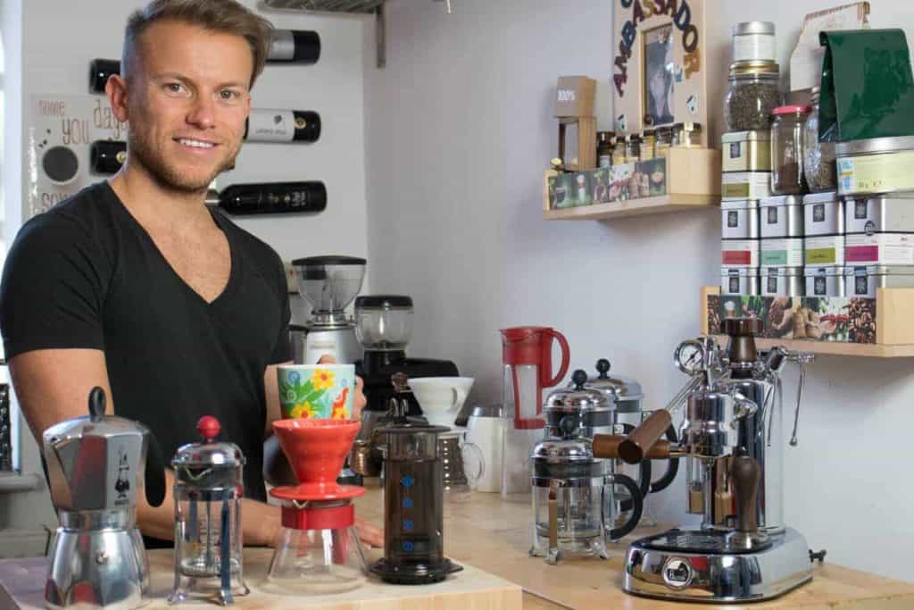 Barista Arne mit seiner Sammlung an Frech Press Kaffeebereitern in vielen Größen