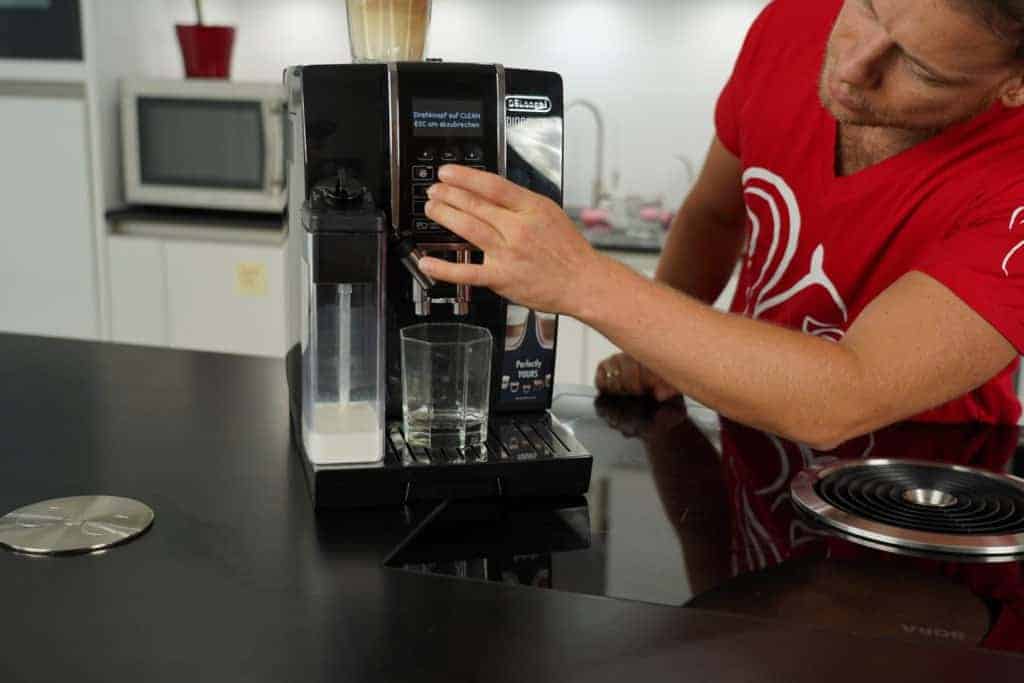 DeLonghi Dinamica ECAM 350.55.B Koffiezetapparaat bonen op de knoppen drukken