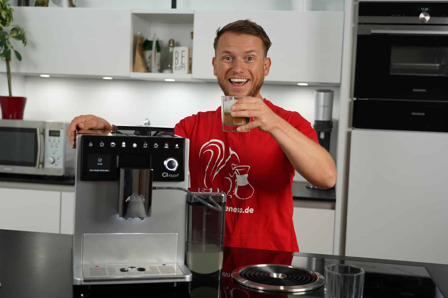 Melitta CI Touch: Arne posa feliz con su latte macchiato