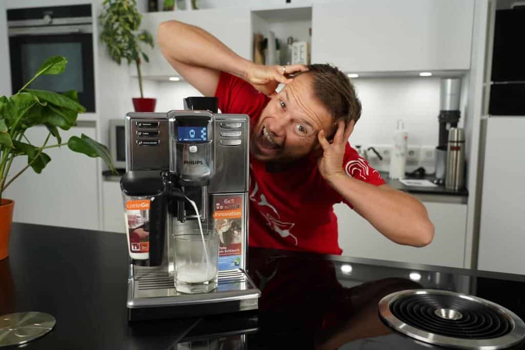 Philips alte 5000 Serie Kaffeevollautomat Arne haelt sich Ohren zu