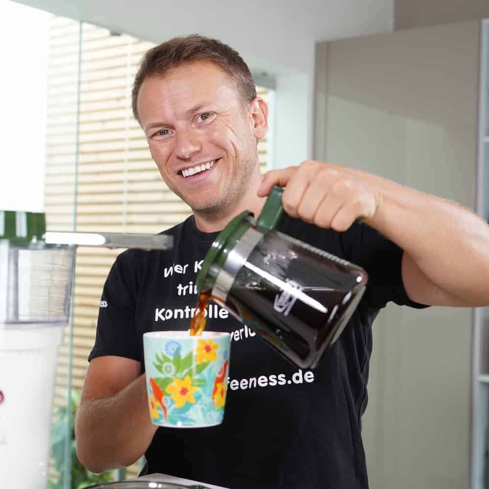Barista Arne Preuss schenkt sich Filterkaffee ein