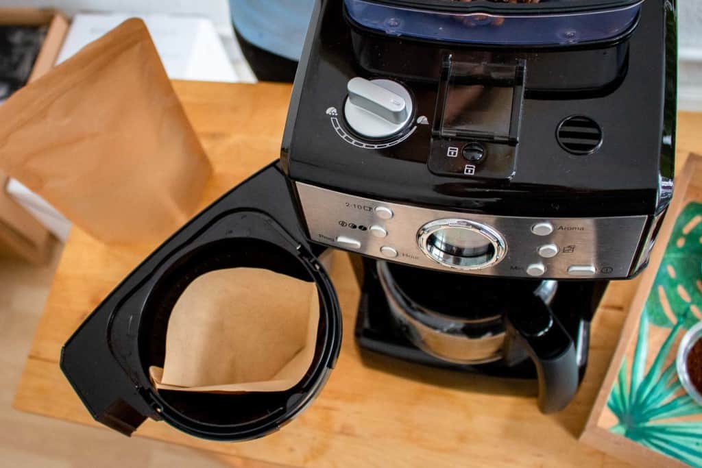 Kaffeemaschine mit Mahlwerk drehbarer Sockel