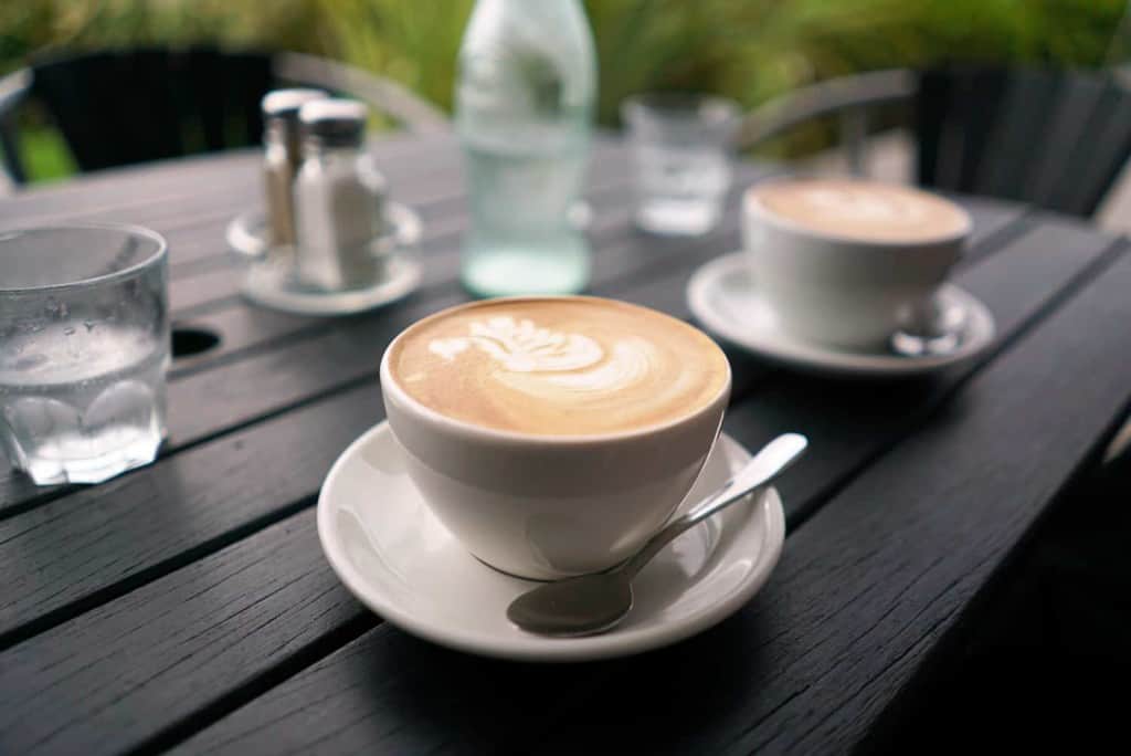 Milchschaum Flat White in Tasse