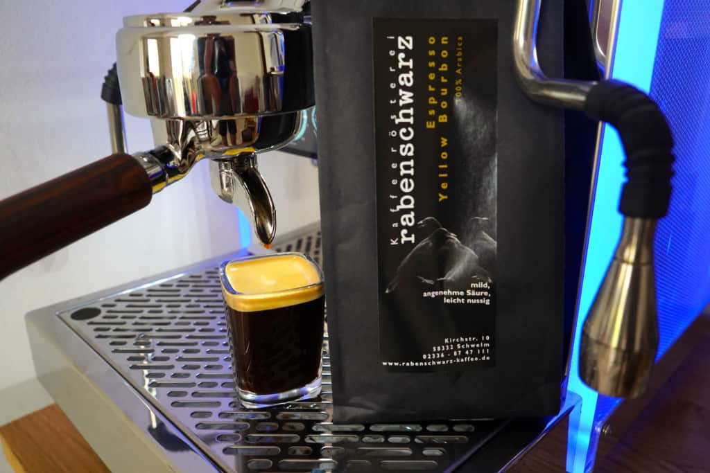 Rabenschwarz Espresso frisch aus dem Siebträger mit Crema