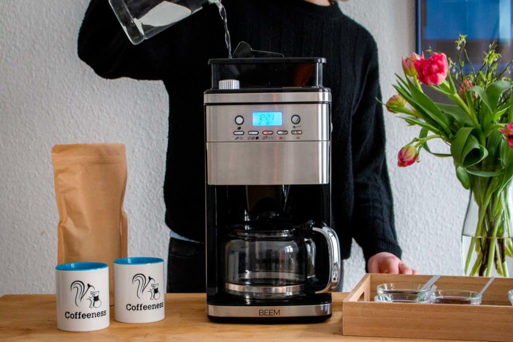 Kaffeemaschine mit Mahlwerk Beem Wasser einfuellen