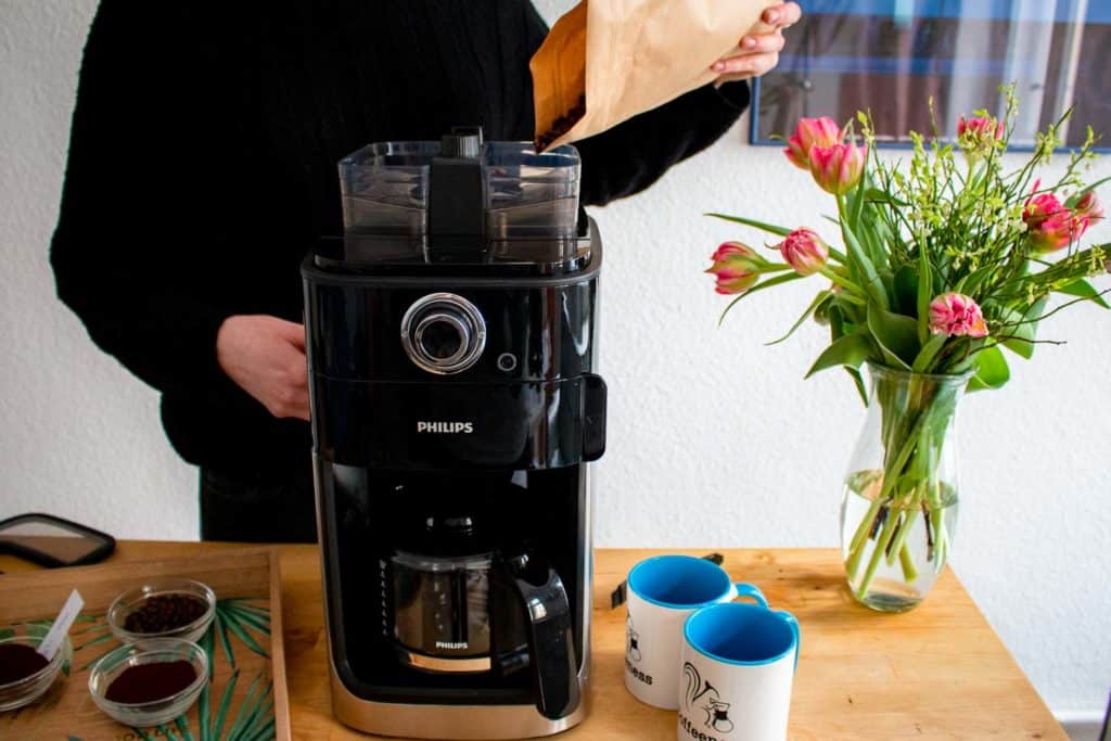 Philips Grind und Brew HD7769/00 Kaffeemaschine mit Mahlwerk einfuellen