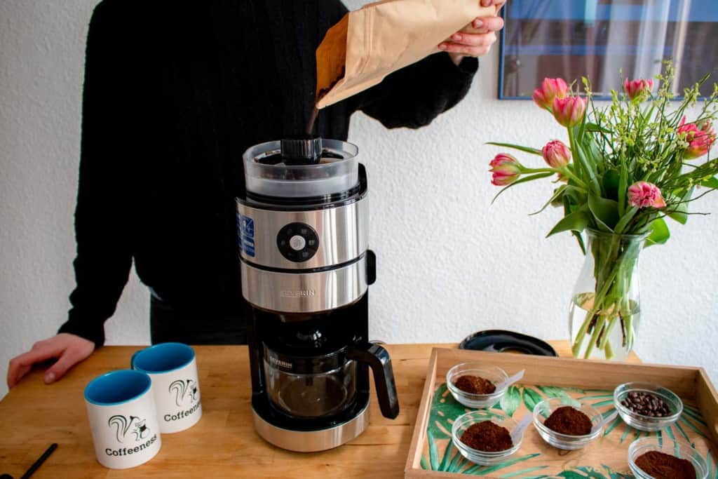 Severin Kaffeeautomat mit Mahlwerk Kaffee einfuellen