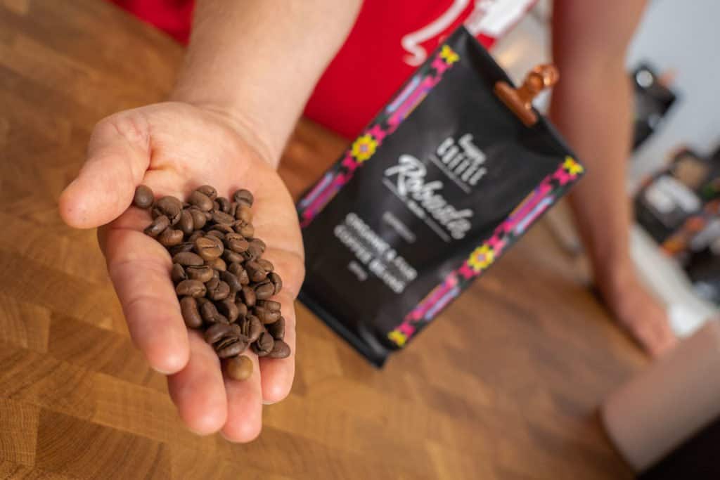 Happy Coffee Robusta Bio Bohnen in der Hand