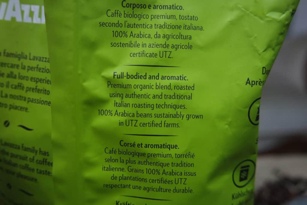 Primer plano de la parte trasera de un paquete de café de supermercado Lavazza Tierra Organic