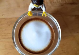 Imagen desde arriba de un espresso macchiato