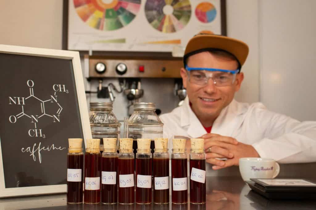 Koffein Studie Arne mit den fertigen Kaffeeproben