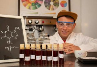 Proyecto sobre cafeína: Arne posa con un montón de muestras de café listas