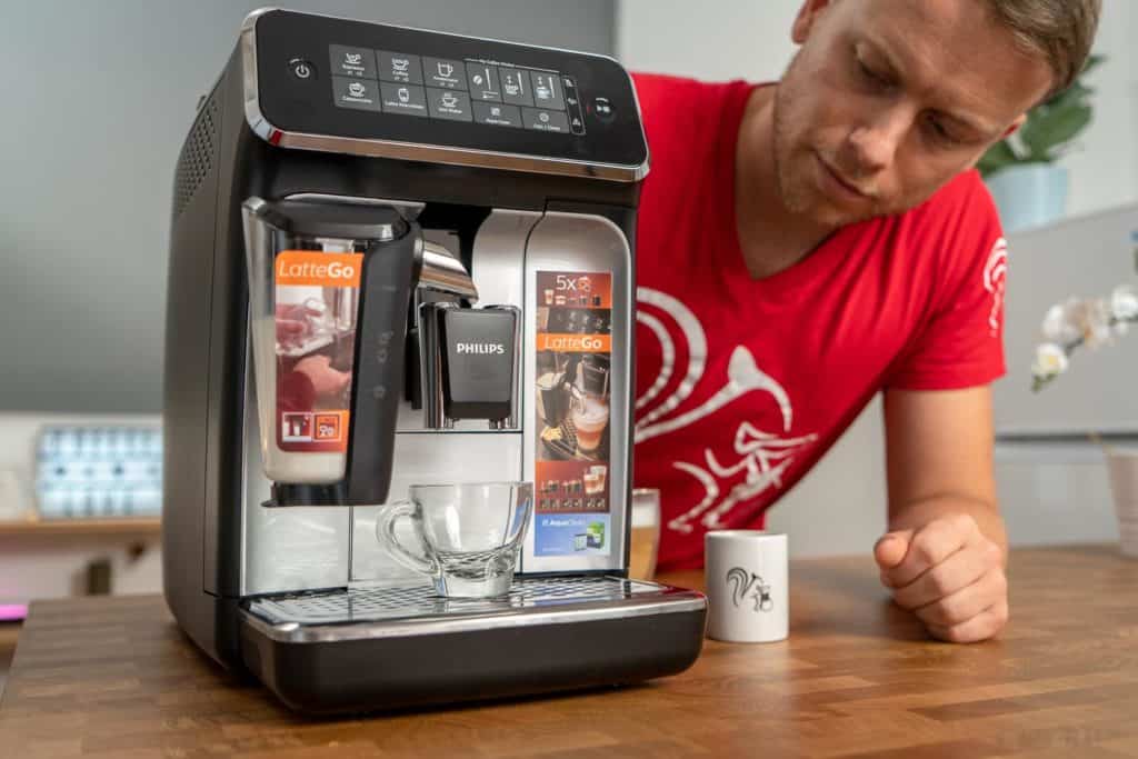 Cafetera superautomática Philips 5400 Series con LatteGO