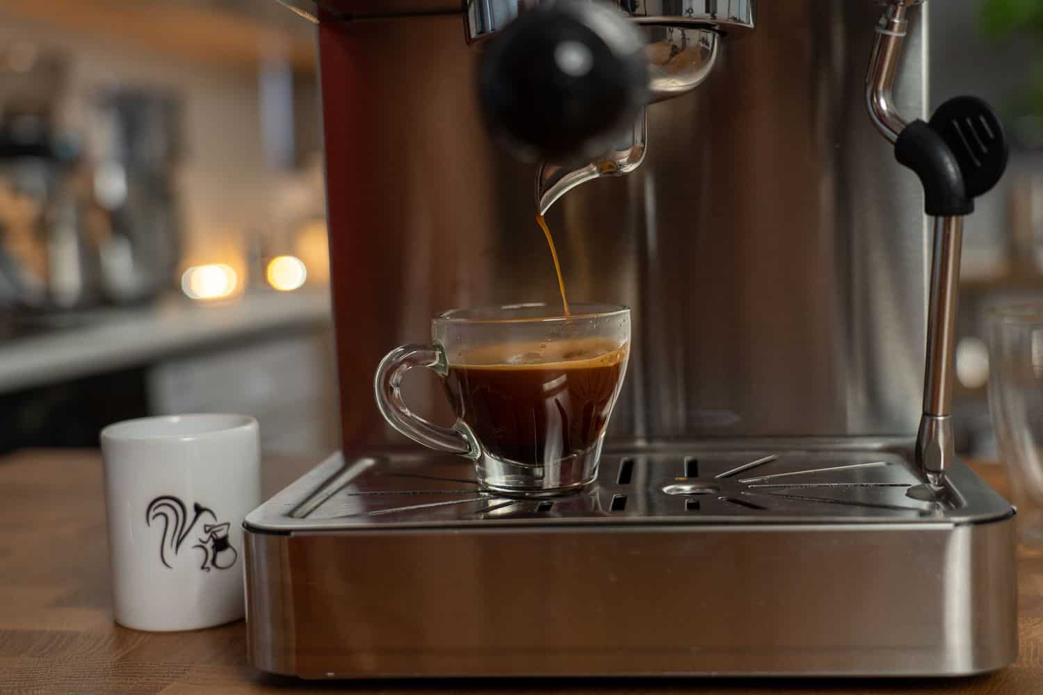 Espressos deliciosos en un minuto con esta cafetera superautomática Melitta  que ofrece lattes muy cremosos y está en oferta