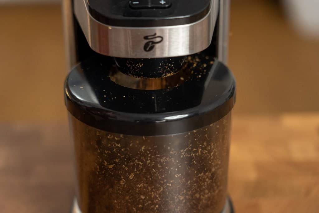Tchibo elektrische Kaffeemühle beim Mahlen