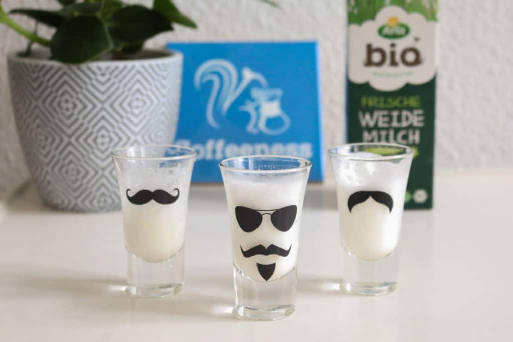 Fertiger Milchschaum aus Test in Schnaeuzerglaesern