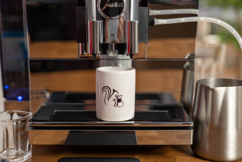 Jura Z8 Kaffeevollautomat Auslass zwei Tassen