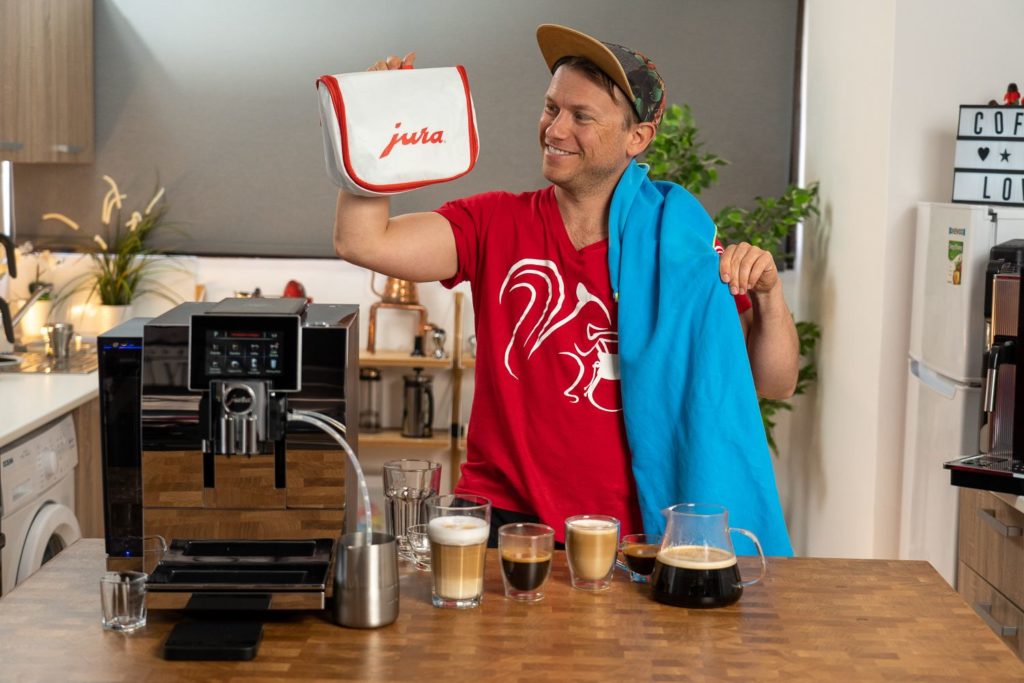 https://www.coffeeness.de/wp-content/uploads/2020/03/jura-z8-kaffeevollautomat-uebersicht-tasche-handtuch-1024x683.jpg