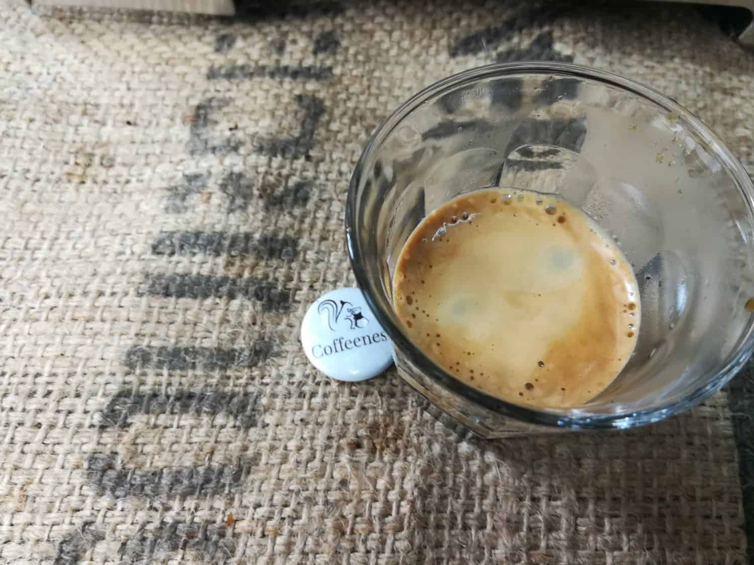 Cafetera expreso DeLonghi La Specialista: primer plano de un expreso visto desde arriba