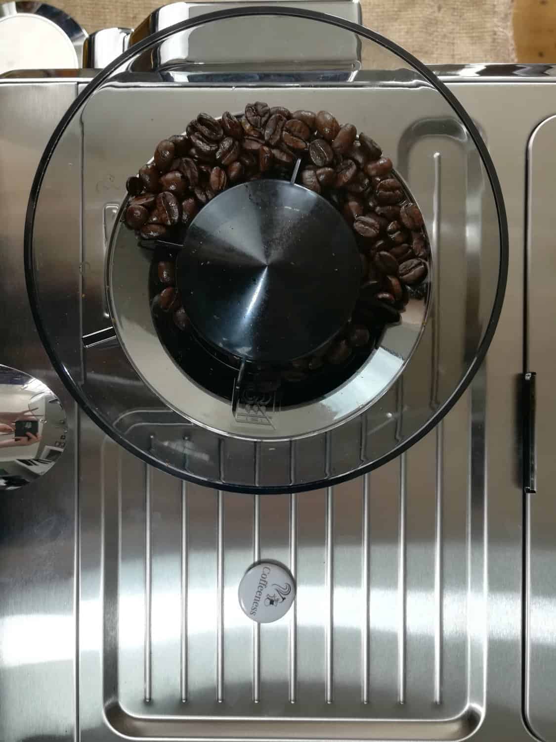 Cafetera expreso DeLonghi La Specialista: recipiente para granos visto desde arriba