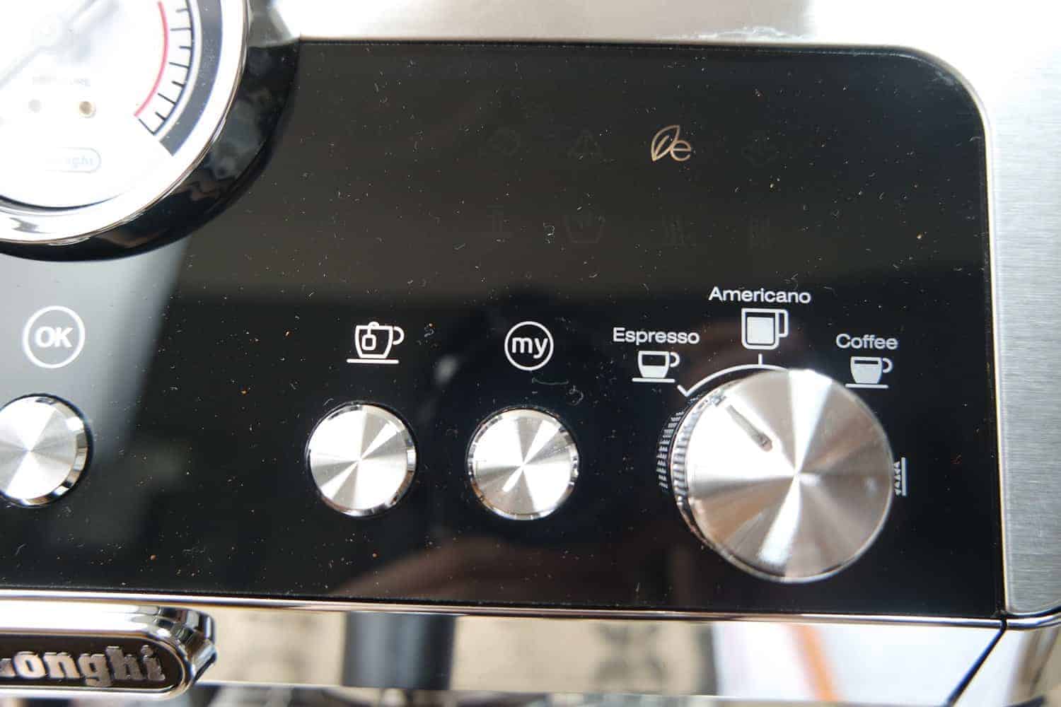 Cafetera expreso DeLonghi La Specialista: primer plano de los símbolos de la parte derecha del panel de control