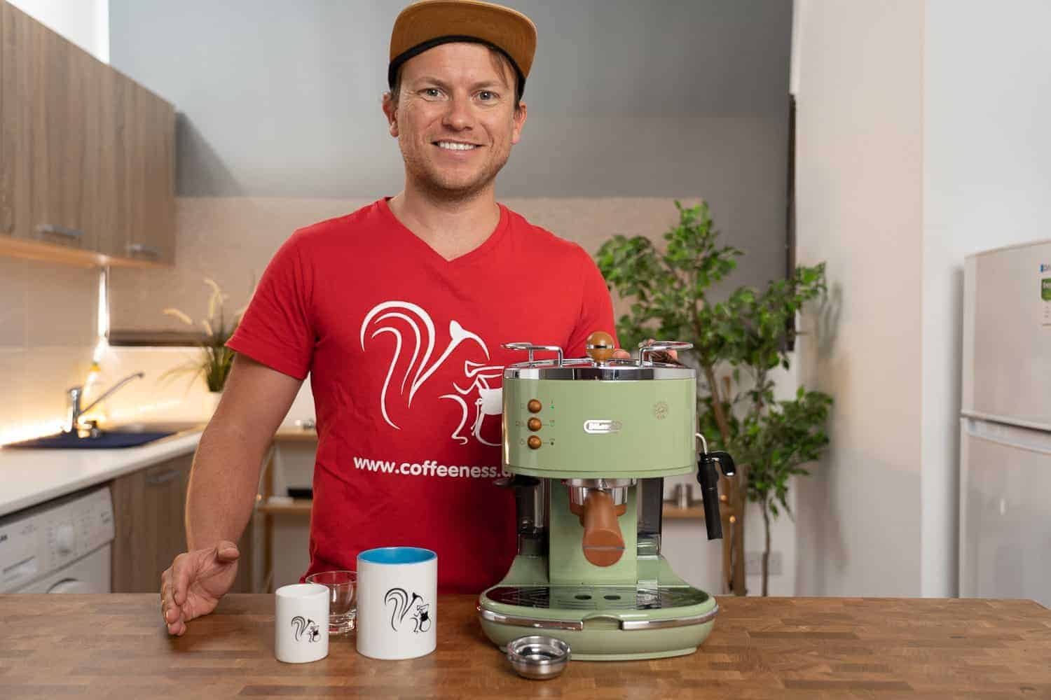 Arne posa sonriente junto a la cafetera expreso DeLonghi ECOV-311.GR