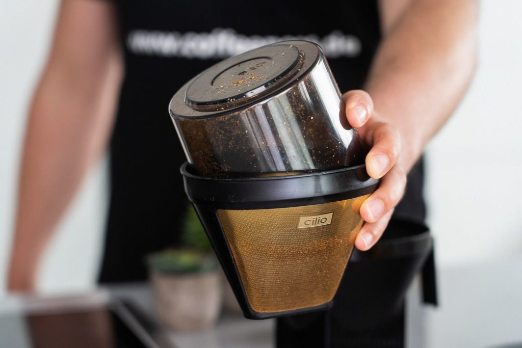 Moccamaster Kaffeemaschine Kaffeepulver in Filter