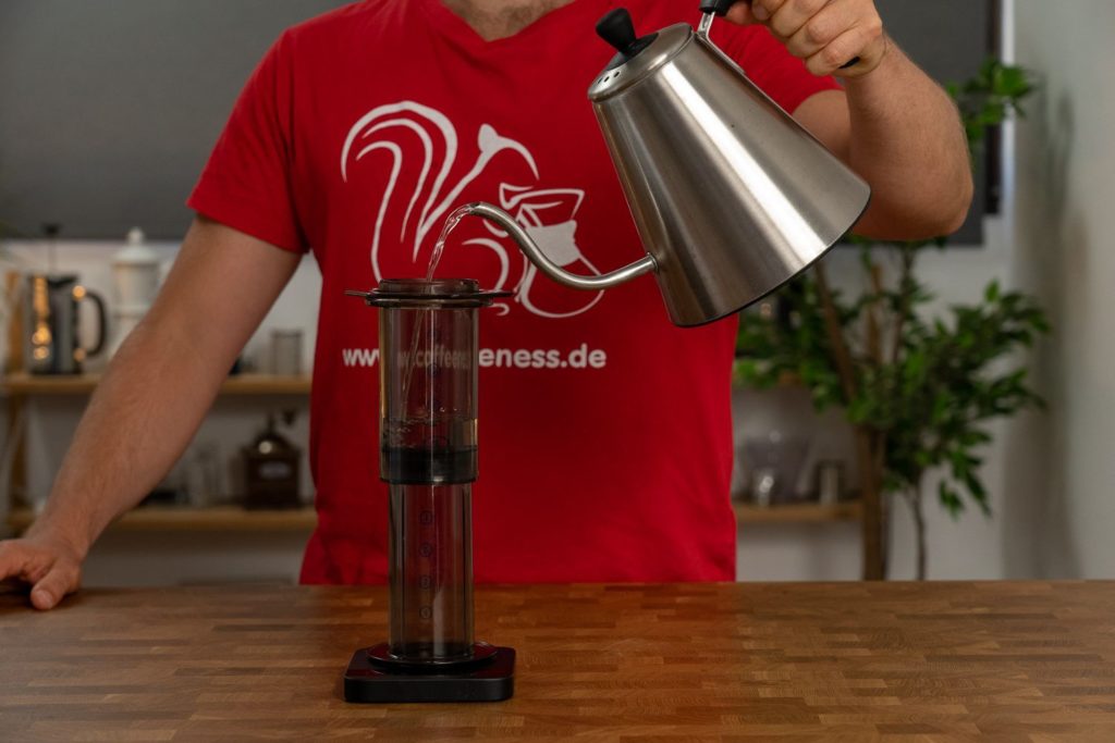 Aeropress Wasser einfuellen mit Kaffeewaage