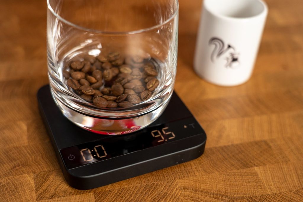 Kaffeewaage Bohnen abwiegen