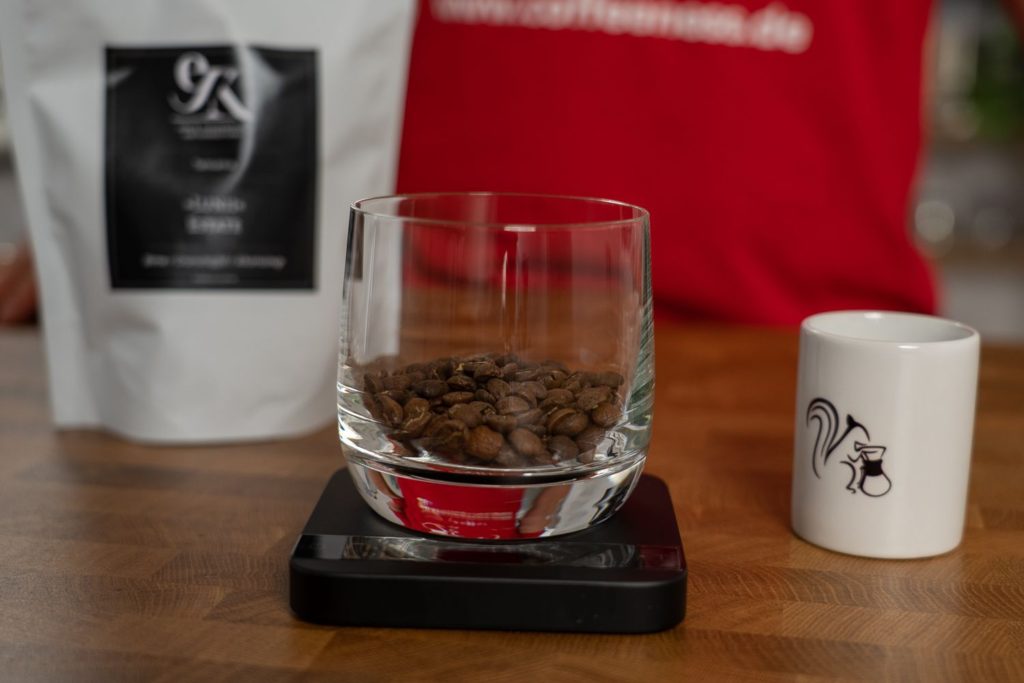 Kaffeebohnen abwiegen mit Kaffeewaage