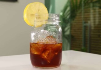 Café con hielo y limón