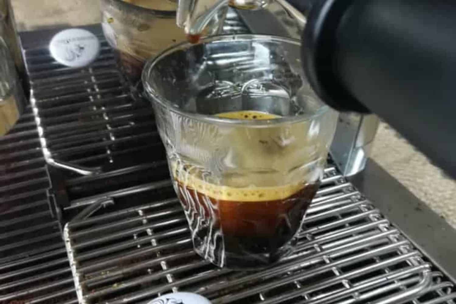 Test Delonghi Specialista Maestro : la cafetière semi-automatique gagne en  facilité d'utilisation - Les Numériques