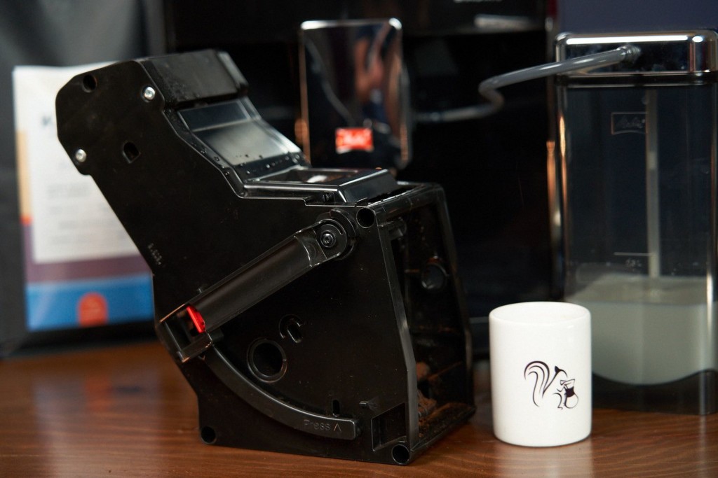 Melitta Caffeo Barista Kaffeevollautomat Bruehgruppe Draussen