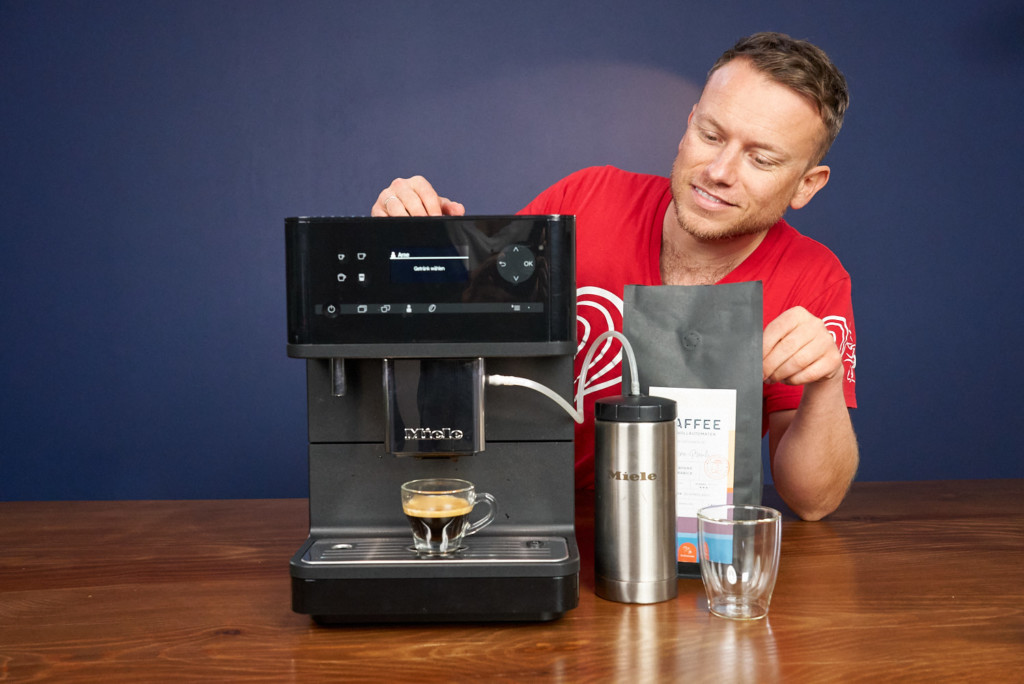 Miele CM 6350 Arne schaut auf Espresso