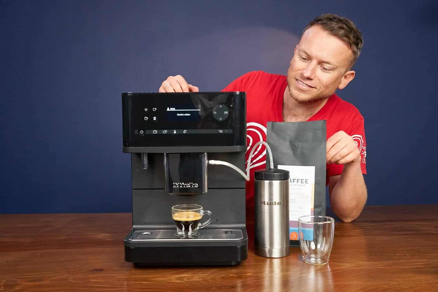 https://www.coffeeness.de/wp-content/uploads/2021/03/miele-cm6-kaffeevollautomat-arne-schaut-auf-espresso.jpg